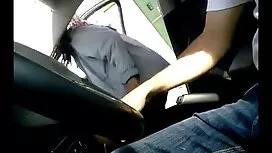 プレスいたずらな十代は彼女の足を広げ、彼 ...