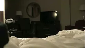 完璧な女の子は優しくそれに座って 女の子 ...