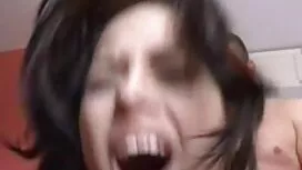 セクシーな金髪milfの間に一人で三人組 ...