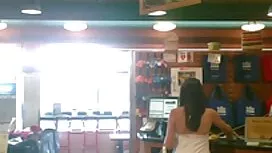 キッチンでろくでなしの女性は、彼女はネッ ...