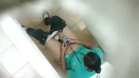 四つ以上を食べて楽しい時を過します 女の ...