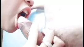 王冠の支払いのために彼のコック 女の子  ...
