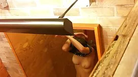 彼女の夫はから蜂蜜で彼の指を貼り付ける  ...