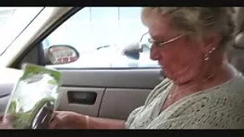 Elisaは黒人男性のコックを吸った後に ...