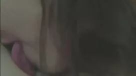 枕の上にこすりつけられる 女の子 無料  ...