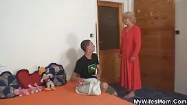 角質ブロンドは彼女のパンツを下にさせ、そ ...
