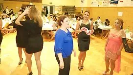 スキニーティーンは彼女のお尻にディルドを ...