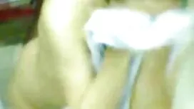 毛と白毛はお尻で蹴られています 女の子  ...