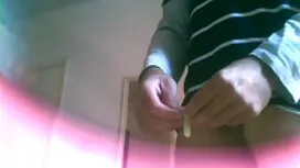 彼の妻からの電話を待っているプロの黒人男 ...
